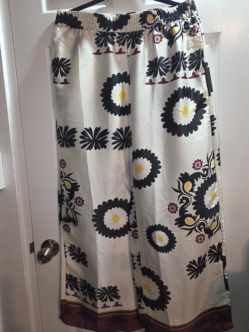 Wide Leg Floral Pants in Off White & Black Size XL Fits Like A Large